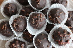 Zubereitung des Rezepts Die besten Rum-Kokos-Kugeln mit Nuss-Schokoladen-Glasur – ohne Backen, schritt 2