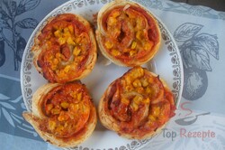 Zubereitung des Rezepts Pizzaschnecken mit Blätterteig, Schinken, Käse und Mais, schritt 7
