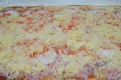 Zubereitung des Rezepts Pizzaschnecken mit Blätterteig, Schinken, Käse und Mais, schritt 2