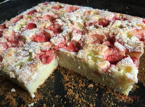 Rezept Saftiger Erdbeer-Rhabarber-Kuchen mit Quark
