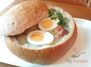 Rezept Saure Suppe im Brot serviert