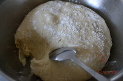 Zubereitung des Rezepts Leckere Langos mit geriebenem Käse, schritt 4