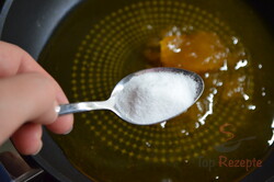 Zubereitung des Rezepts Einfache Honigtorte mit Saurer-Sahne-Creme, schritt 1