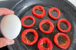 Zubereitung des Rezepts Leckeres Frühstück mit Tomaten und Ei - einfach genial!, schritt 2
