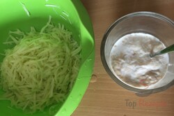 Zubereitung des Rezepts Die besten Zucchini-Pogatschen, schritt 2