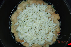 Zubereitung des Rezepts Käse-Pfannkuchen aus alten Brötchen - ein schneller Imbiss, schritt 3