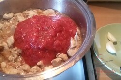 Zubereitung des Rezepts Nudeln mit Hähnchen-Tomaten-Soße, schritt 4