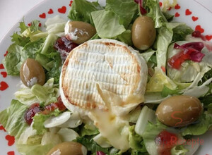Rezept Frischer Eisberg-Chicorée-Salat mit gefüllten Oliven und gegrilltem Camembert