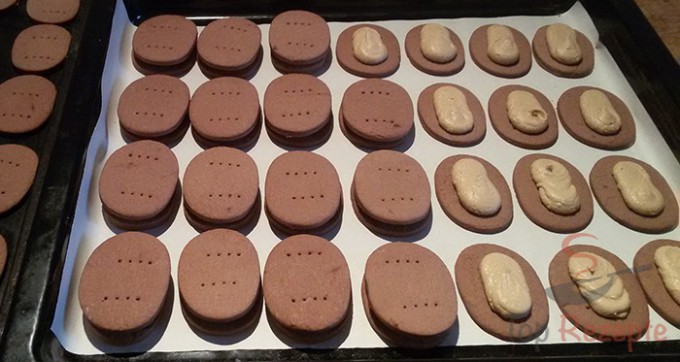 Rezept Selbstgemachte Kakaokekse mit Kaffeecreme gefüllt