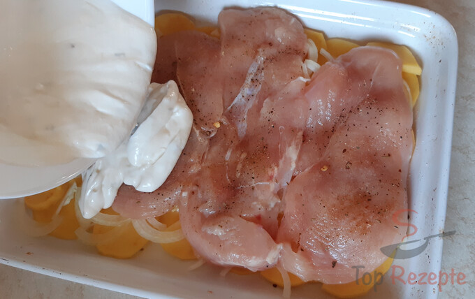 Rezept FITNESS Hähnchenbrust mit Naturjoghurt auf Zwiebel und Kartoffeln gebacken