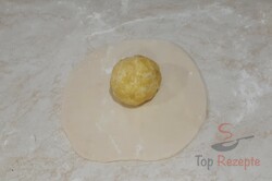 Zubereitung des Rezepts Selbstgemachte Fladen mit Kartoffel-Käse-Füllung - ohne Hefe, schritt 4
