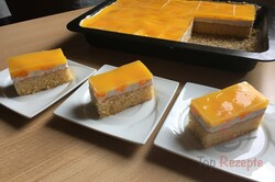 Zubereitung des Rezepts Fruchtige Mandarinen-Schnitten mit Saure-Sahne-Creme und Gelee, schritt 11