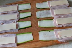 Zubereitung des Rezepts Gebratene Zucchini-Röllchen mit Schinken und Käse, schritt 3