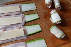 Zubereitung des Rezepts Gebratene Zucchini-Röllchen mit Schinken und Käse, schritt 4