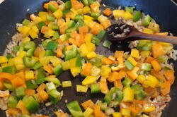 Zubereitung des Rezepts Hähnchen mit Paprika und Reis - One-Pot-Reis mit Hähnchen, schritt 2