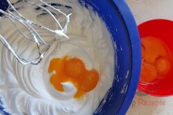 Zubereitung des Rezepts Super schnelle Aprikosen-Rolle - schnell und einfach, schritt 2