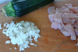 Zubereitung des Rezepts Schnelles Mittagessen - Nudeln mit Zucchini, Hähnchen und Saure-Sahne-Soße, schritt 1