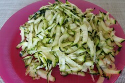 Zubereitung des Rezepts Schnelles Mittagessen - Nudeln mit Zucchini, Hähnchen und Saure-Sahne-Soße, schritt 2