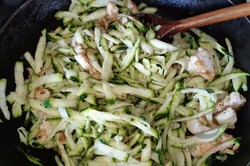 Zubereitung des Rezepts Schnelles Mittagessen - Nudeln mit Zucchini, Hähnchen und Saure-Sahne-Soße, schritt 3