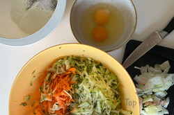 Zubereitung des Rezepts Top Gemüse-Frikadellen - nur Möhren, Zucchini, Eier, Zwiebel und Mehl, fertig ist das Mittagessen, schritt 2