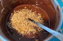 Ohne Waage und Mixer. Köstliche Schokoladen-Nuss-Stangen mit Joghurt - ein Tassenrezept, schritt 5