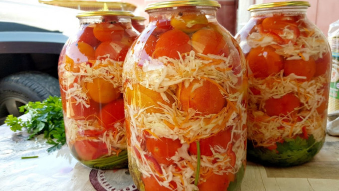 Rezept Der beste Wintervorrat: eingemachter Tomaten-Möhren-Weißkohl-Salat