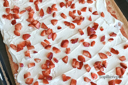 Zubereitung des Rezepts Einfache Erdbeer-Biskuit-Rolle mit Schlagsahne, schritt 1