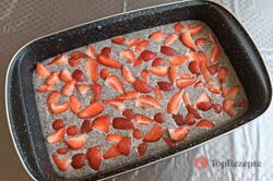 Einfacher Erdbeer-Mohn-Kuchen - ein Tassenrezept, schritt 1