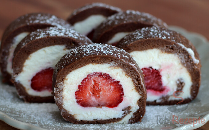 Rezept Einfache Cheesecake-Rolle mit Erdbeeren – ohne Backen
