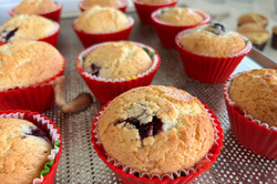 Ein Tassenrezept für schnelle Muffins mit Obst. Ihr werdet dieses Rezept garantiert lieben., schritt 2