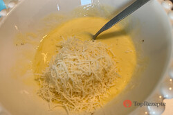 Zubereitung des Rezepts Einfache Hähnchenschnitzel in Joghurt-Käse-Kruste mit Knoblauch, ohne langes Braten und Panieren., schritt 2