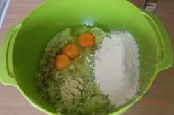 Zubereitung des Rezepts Einfache und schnelle Zucchinipuffer, schritt 2