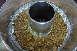 Zubereitung des Rezepts Zupfgugelhupf mit Honig-Nüssen, schritt 1