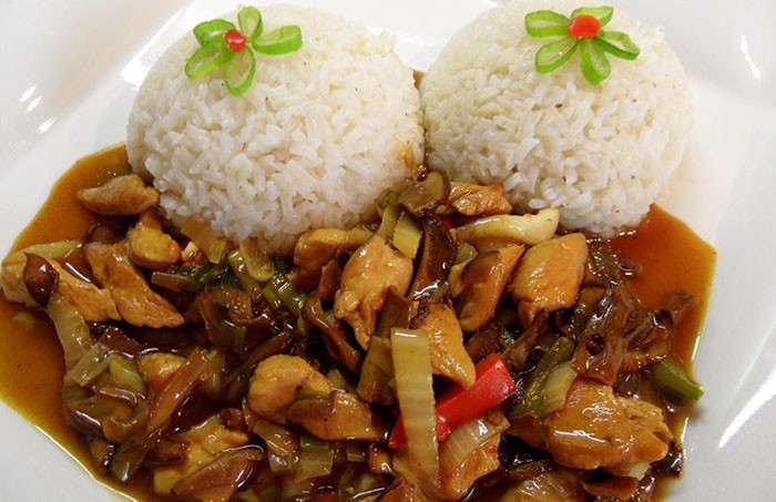 Chinesische Hähnchenpfanne mit Reis | Top-Rezepte.de