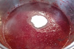 Zubereitung des Rezepts Erdbeerschnitten mit Schokokeksen ohne Backen, schritt 5