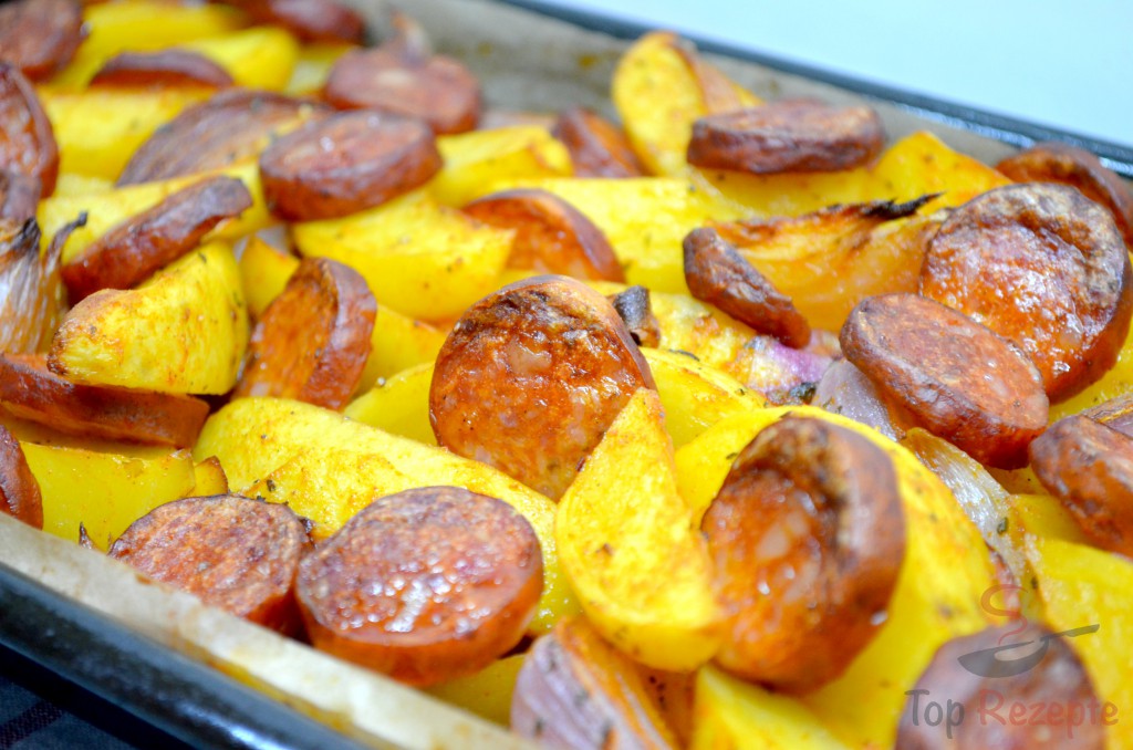 Kartoffeln mit Zwiebeln und Wurst überbacken - haus und kochen