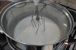 Zubereitung des Rezepts Gefüllte Nuss- oder Kokosbaiserplätzchen mit Schokolade verziert, schritt 3