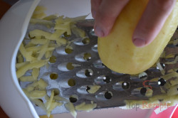 Zubereitung des Rezepts Leckere Kartoffelpuffer mit saurer Sahne, schritt 1