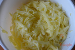 Zubereitung des Rezepts Leckere Kartoffelpuffer mit saurer Sahne, schritt 2