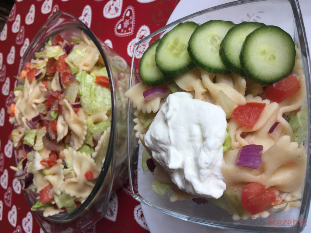 Einfacher Sommer-Nudelsalat in 20 Minuten zubereitet | Top-Rezepte.de
