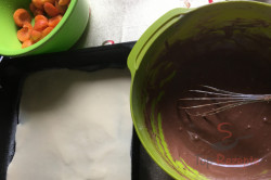 Zubereitung des Rezepts Schwarz-weißer Aprikosen-Quark-Kuchen, schritt 7