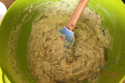 Zubereitung des Rezepts Zucchini-Gugelhupf mit Nüssen, schritt 3