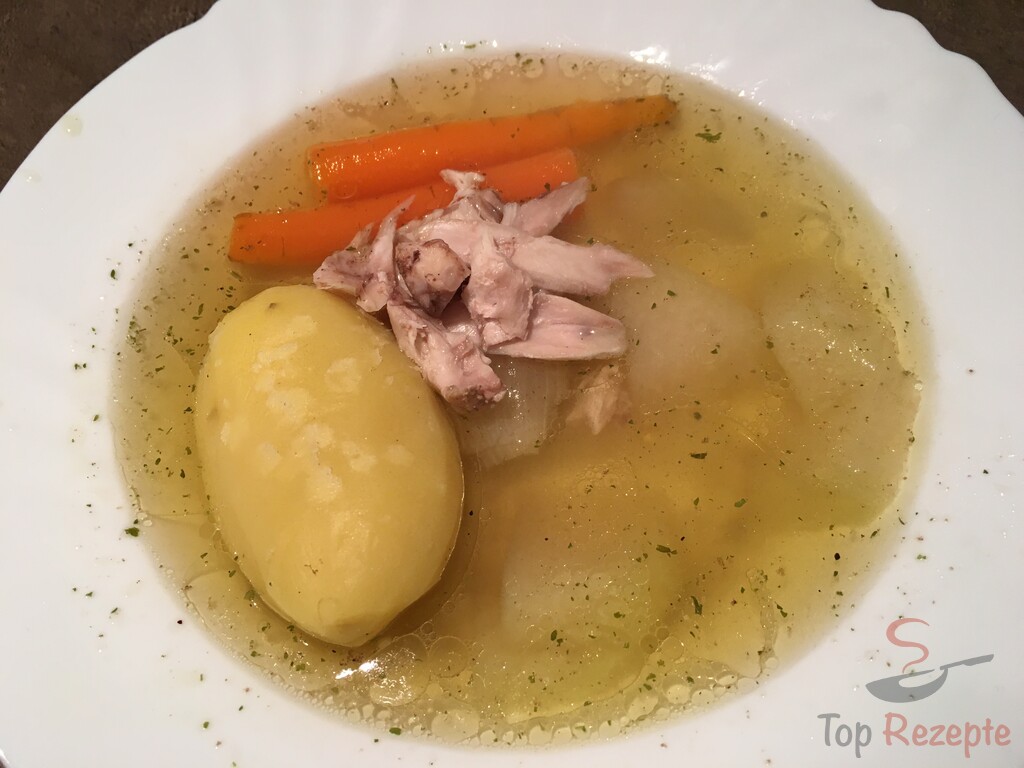 Selbstgemachte Hühnerbrühe mit Gemüse und Kartoffeln | Top-Rezepte.de