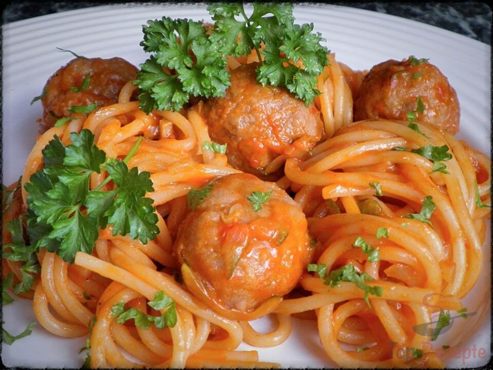 Spaghetti mit Gemüsesoße und Fleischbällchen | Top-Rezepte.de