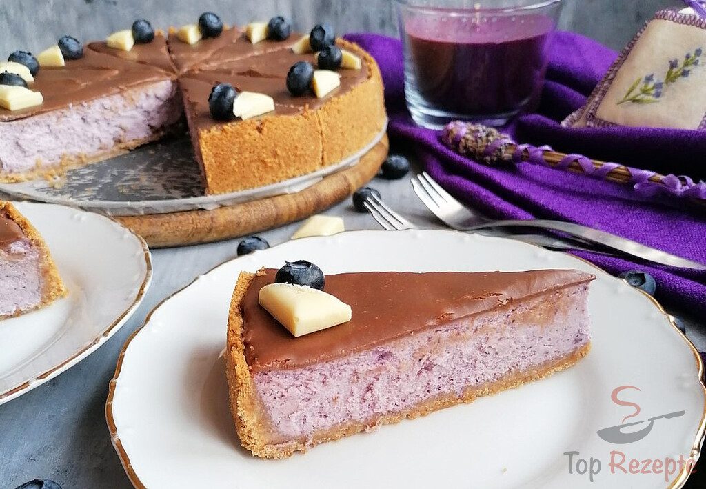 Heidelbeer-Cheesecake mit Milchschokoladenglasur | Top-Rezepte.de