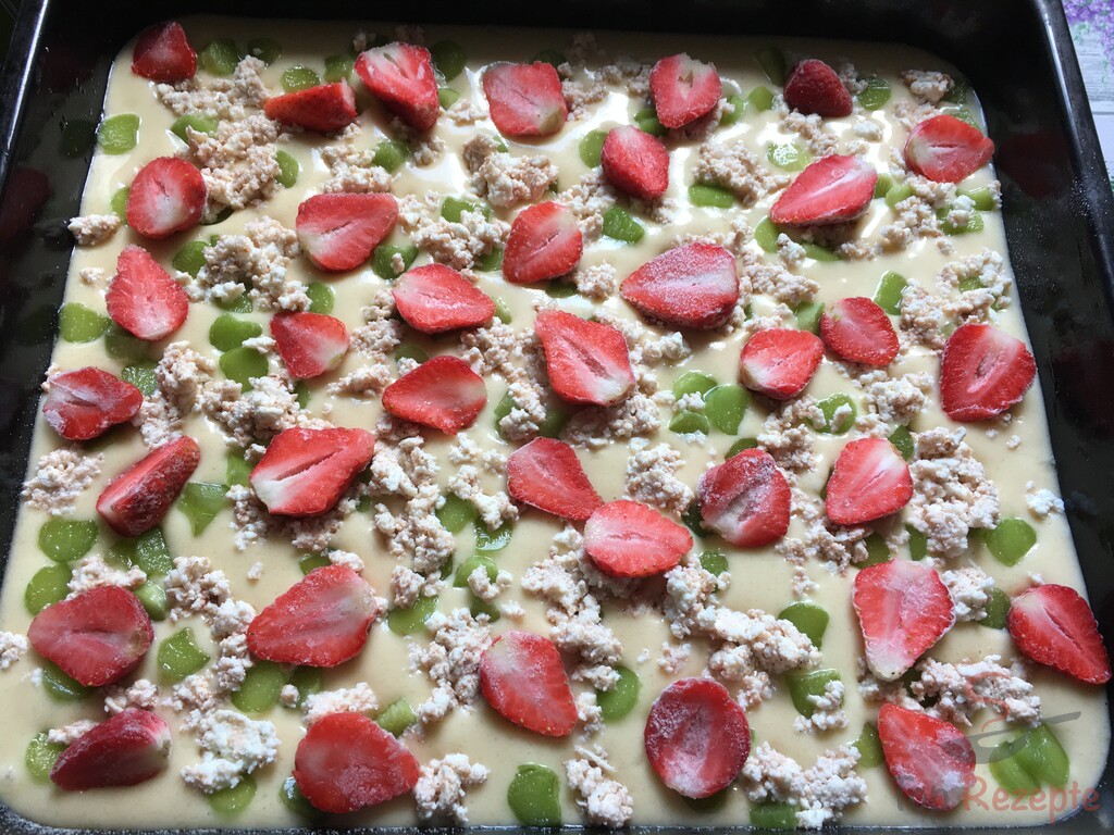Saftiger Erdbeer-Rhabarber-Kuchen mit Quark – Omas Kochrezepte