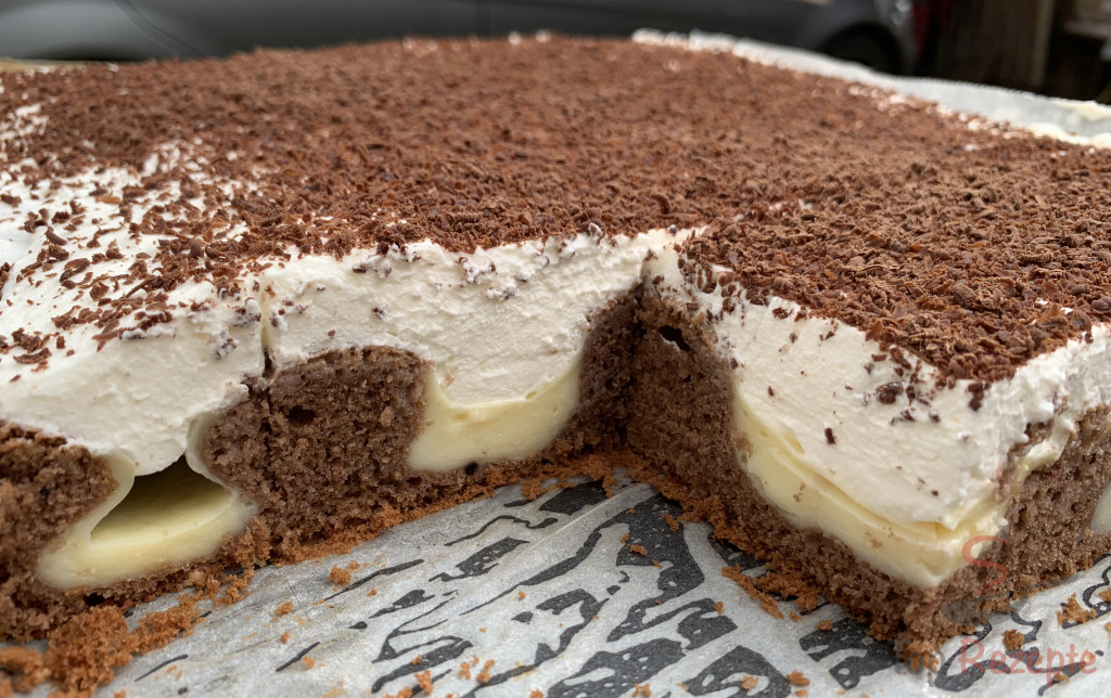 Versunkener Kuchen mit Pudding und Sahne | Top-Rezepte.de