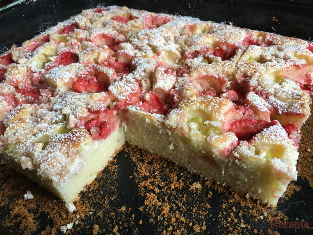 Saftiger Erdbeer-Rhabarber-Kuchen mit Quark | Top-Rezepte.de