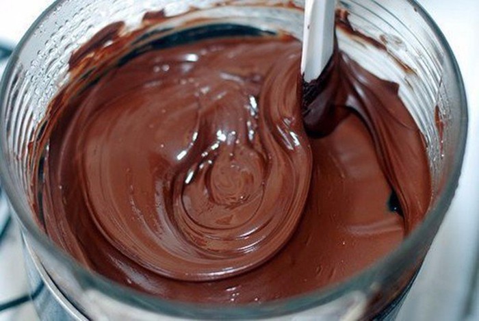 3 Tipps für eine Schokoladenglasur, die beim Anschneiden nicht bricht ...