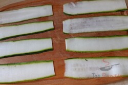 Zubereitung des Rezepts Gebratene Zucchini-Röllchen mit Schinken und Käse, schritt 2